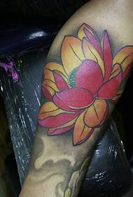 tatuagem de lótus florescendo perna floresce
