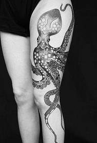 noga črno-bela slika tetovaže hobotnice je zelo osebna