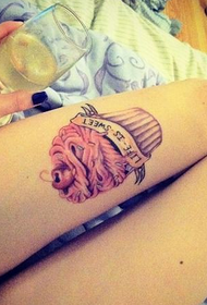 modello di tatuaggio coscia tentazione piccola torta