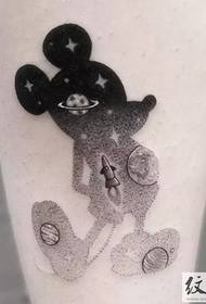 Patrón de tatuaje de pinchazo negro y gris en las piernas