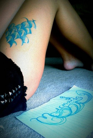 девојка бедра плава риба тетоважа