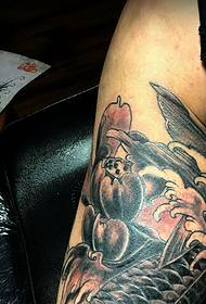 foto di tatuaggio di calamari di personalità di vitello confezionato