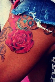 Giwang ang tanghaga nga adunay pattern sa tattoo sa rosas