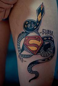 Creative Superman Siegel mat Schlaang Tattoo