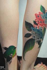Teste padrão bonito e bonito da tatuagem do pássaro da flor nas pernas