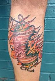 Patrón de tatuaje de linterna con piernas en llamas