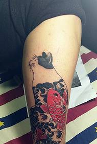 tatuagens de perna de pau de gato e peixe