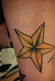 obraz tatuażu złoty liść osobowości spadający na nogę