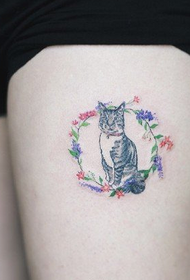 tatuaje lindo gato muslo