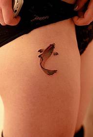Tatuaggio di pesce fresco con inchiostro alla coscia