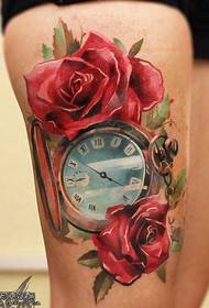 Modello di tatuaggio dell'orologio da tasca con gamba rosa