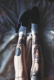 yoqimli moda qiz oyoqlari tatuirovkalari