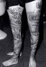 युगल पैर काले और सफेद ड्रैगन टैटू पैटर्न