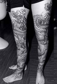 paar beine schwarz und weiß drachen tattoo muster