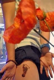 Gambe di bellezza personali con motivo a tatuaggio di orme carine