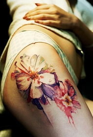 美女大腿泼墨花朵纹身图案