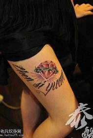 Lijepo moderan dijamant i pismo tetovaža na nogama