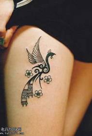 Picior nobil model de tatuaje cu aripi de păun