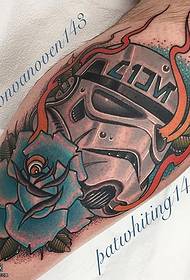 Modello tatuaggio elmo gamba