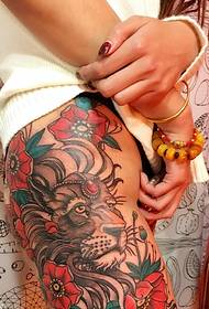moteriškos gėlių kojos spalvos liūto galvos tatuiruotės paveikslėlis