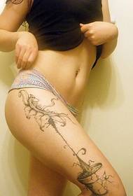 belle gambe sexy sul tatuaggio fiore mangiatrice di uomini