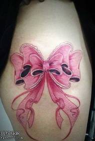 腿上美麗的蝴蝶結紋身圖案
