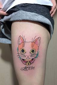 slatka oslikana mačka tetovaža na ženskom bedru
