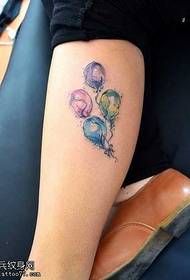 Pequeno padrão de tatuagem de balão fofo nas pernas