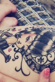 сексуальна татуювання на жіночих стегнах