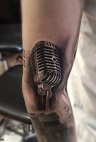 Modello di tatuaggio microfono coscia con inchiostro
