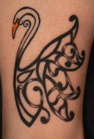 апстрактна тетоважа лабуда у племену