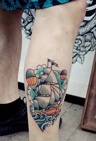 una piccola gamba con un tatuaggio del tatuaggio a vela è molto personalità