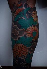 Klassiek geverfd bloemenzak kalf tattoo-patroon