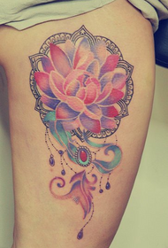 oslikana prekrasnim uzorkom tetovaže lotosa