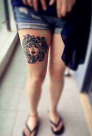 გოგონა ბარძაყის პიროვნება ევროპული ტოტემი tattoo tattoo