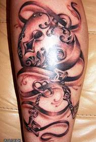 Čudovit in lep vzorec tatoo zaklepanja na nogah