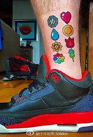 Modello tatuaggio fiore gioiello vitello