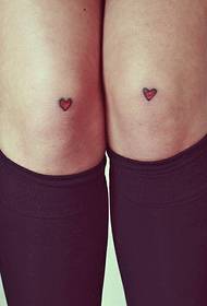 маленька мила татуювання у формі серця на коліні