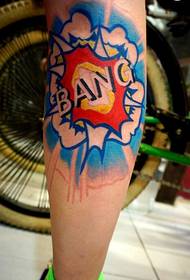 Креативна млада експлозивна шетачка тетоважа