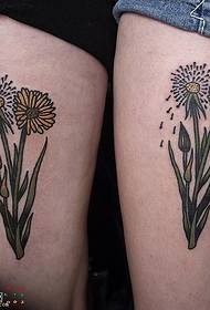Daisy Tattoo Muster op Oberschenkel