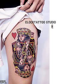 Pola tatu merah Pe K pada paha