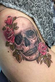 disegno del tatuaggio teschio gamba rosa