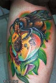 Been bloem bee tattoo patroon