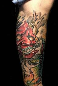 Il tatuaggio rosso sul polpaccio è molto accattivante