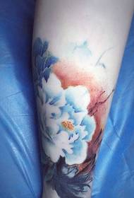 bellissimo tatuaggio floreale gamba delicata