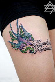 djevojka boja bedra mali gutljaj s slovima tetovaže slova