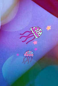 miela spalvos fluorescencinių medūzų tatuiruotė ant mergaitės šlaunų