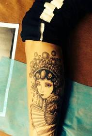 un bellissimo e bellissimo tatuaggio floreale nella gamba