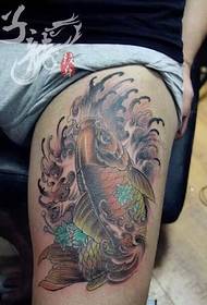 Čínske tradičné koi tetovanie na stehne