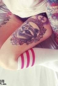 Modello di tatuaggio bellissimo colore delle gambe
